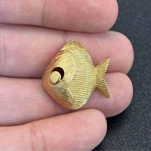 Vintage Trifari Goldtone signed Mid Century Mod Fluted Satin FISH Brooch - Picture 4 of 7
